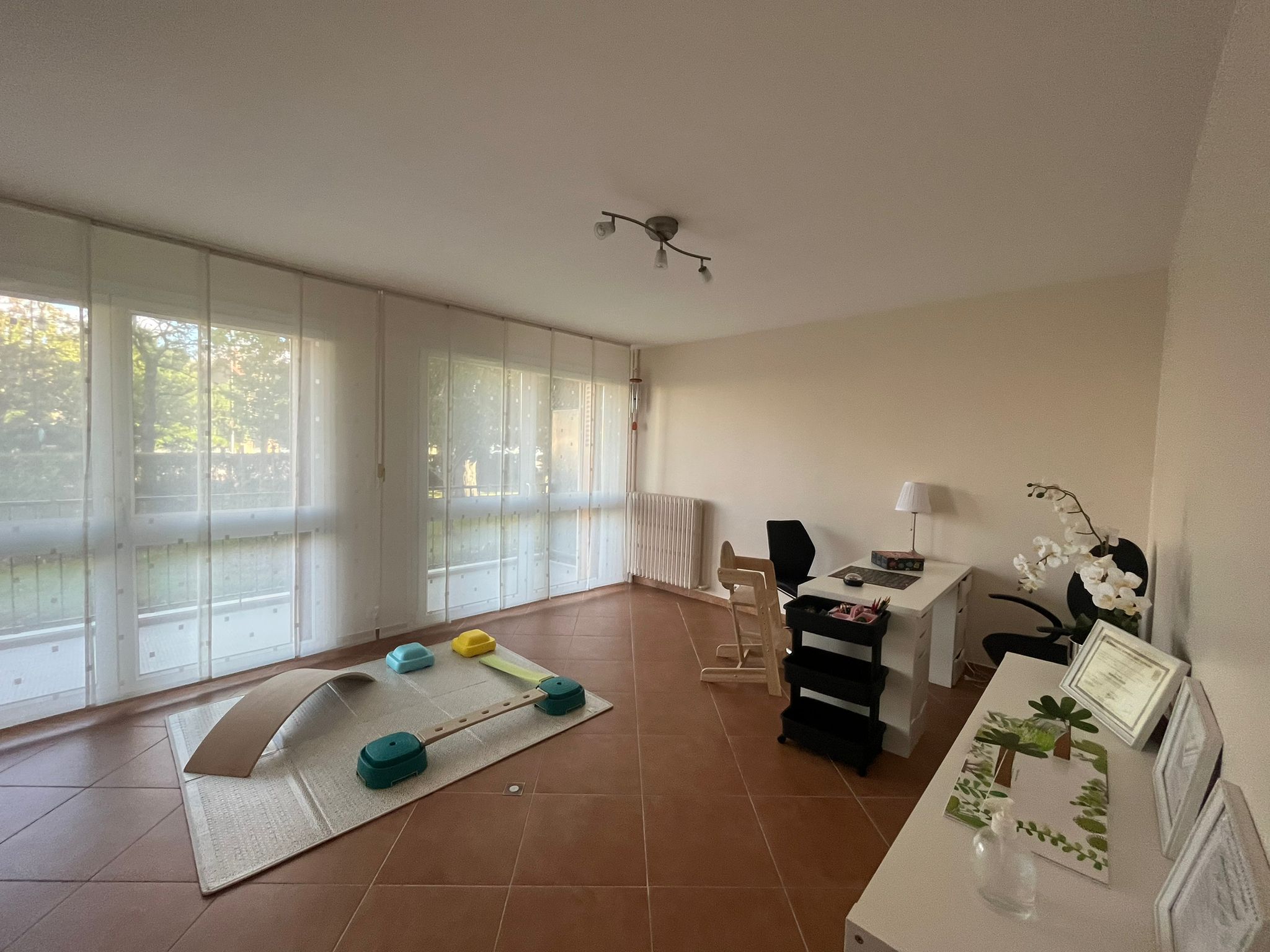 image of informal meeting setting (for a b2b saas)